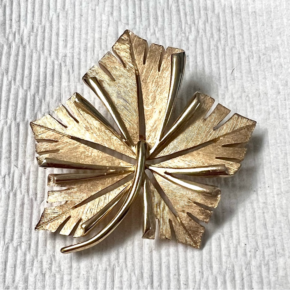 Vintage Crown Trifari Brushed Gold‎ Tone Leaf Brooch Pin Signed